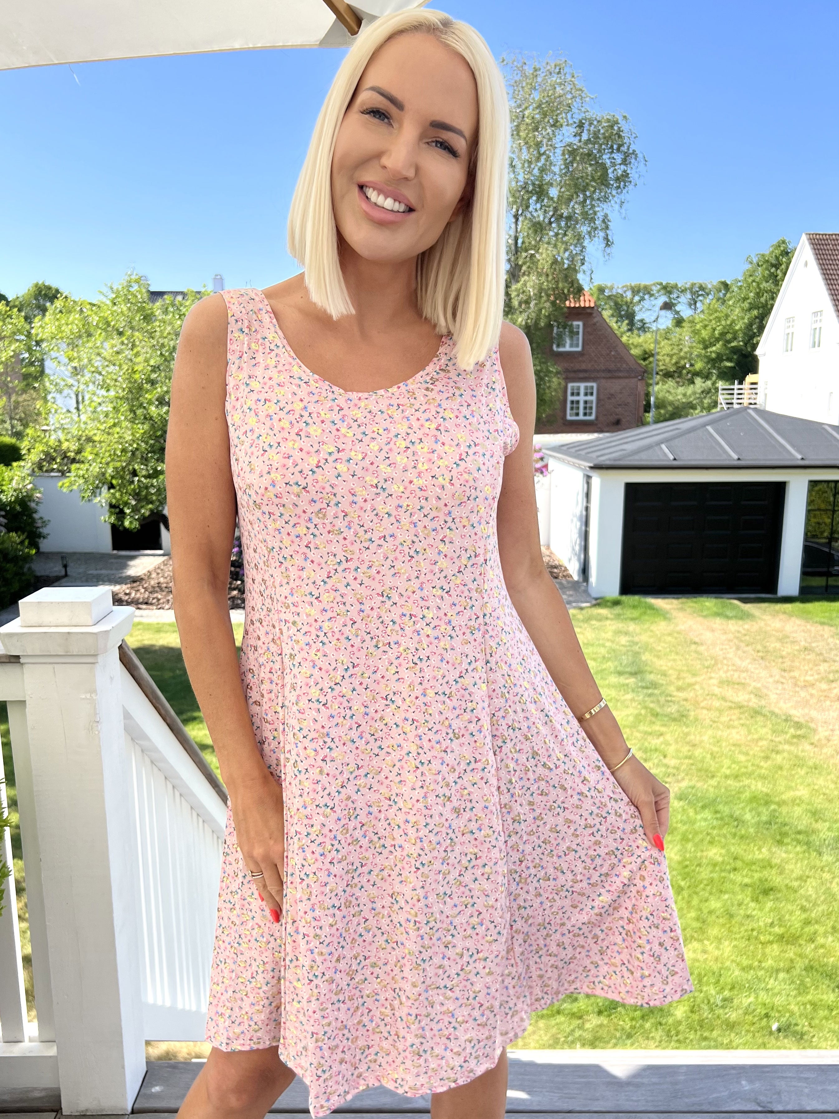 Maj Gold Flower - Sød elastisk sommerkjole med bladmønster